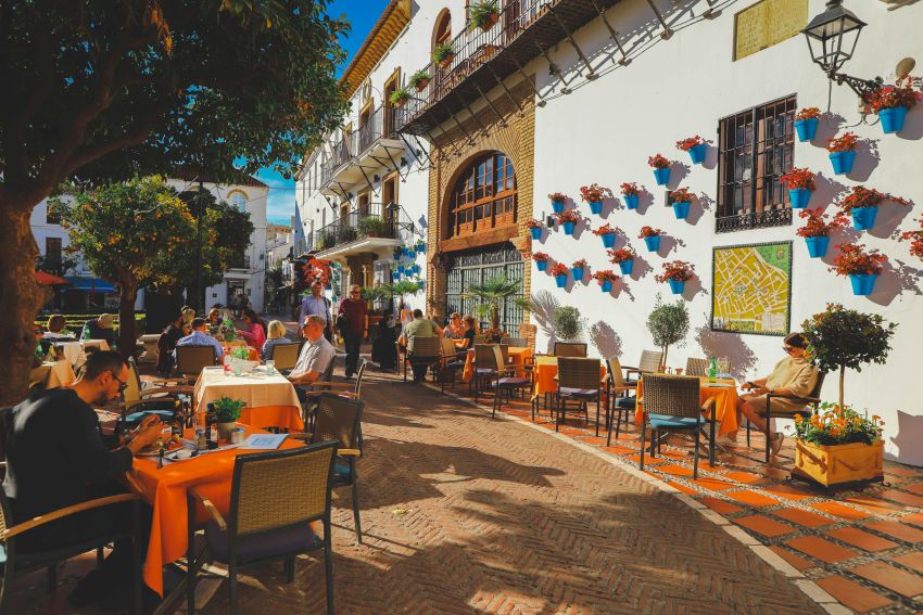 Marbella tourist enjoing their vacation, featured image for the article 