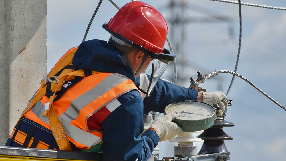 lineman at work wearing a protective helmet and vest, featured image for the article 